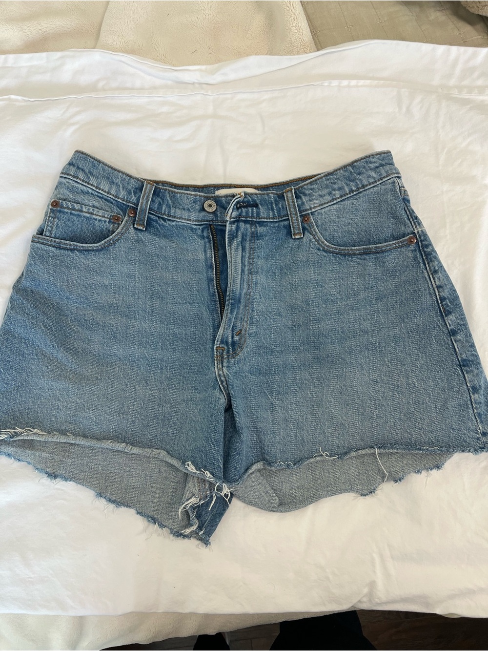 Abercrombie & Fitch High Rise 90s relaxed cutoff short- curve love - Picture 1 of 3